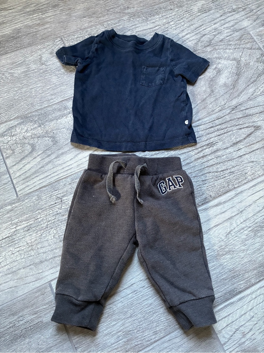 GAP Navy Short-Sleeve Tee and Charcoal Jogger Pants Set